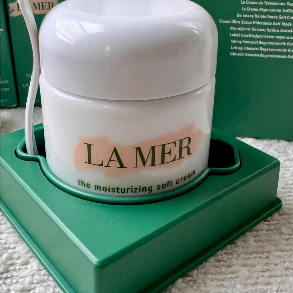 La Mer Soft Cream with free deluxe samples and gradient pouch - Picture 2 of 5